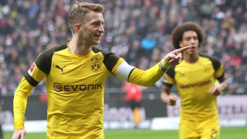 Marco Reus (l.) feiert mit dem heranlaufenden Axel Witsel ein Tor für Borussia Dortmund