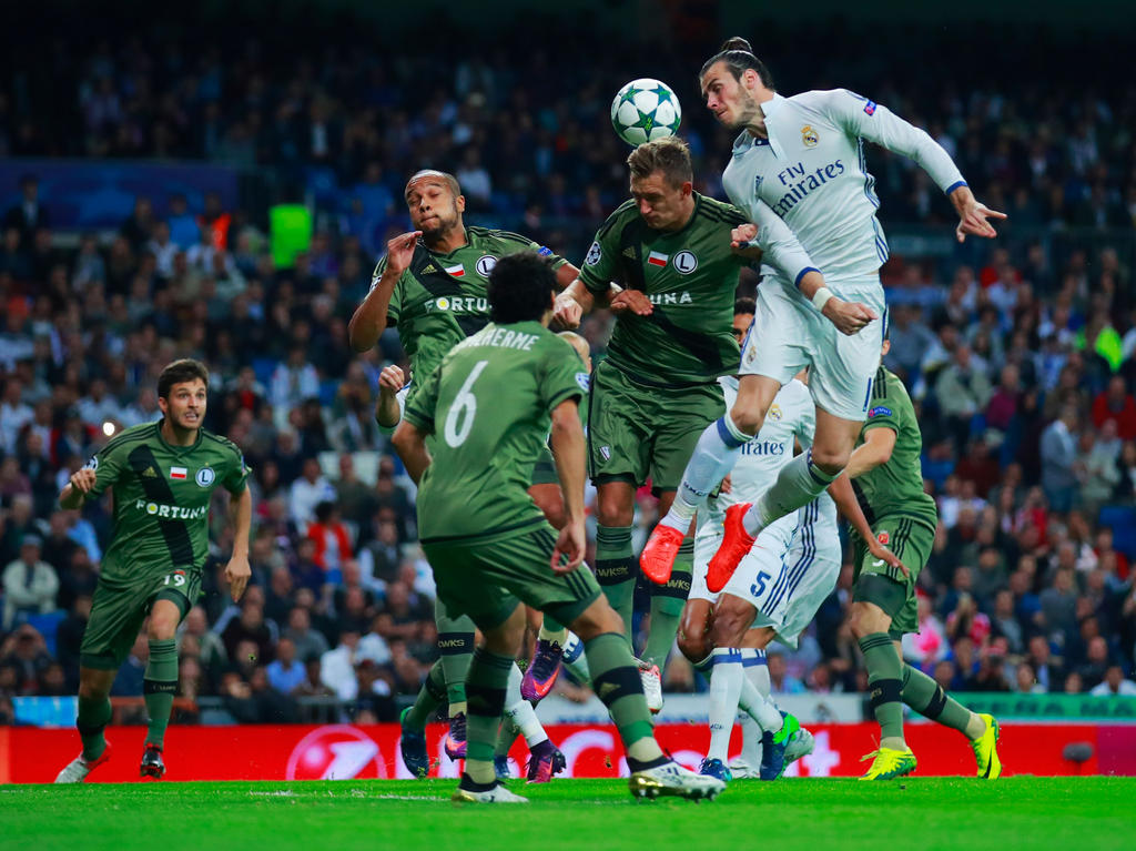 El galés Bale remata de cabeza contra el Legia.  (Foto: Getty)