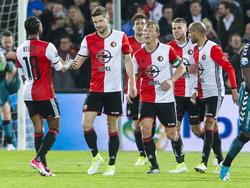 Miquel Nelom, Jan-Arie van der Heijden, Eric Botteghin, Dirk Kuyt, Bart Nieuwkoop en Karim El Ahmadi (v.l.n.r.) vieren de treffer van Van der Heijden (05-04-2017).