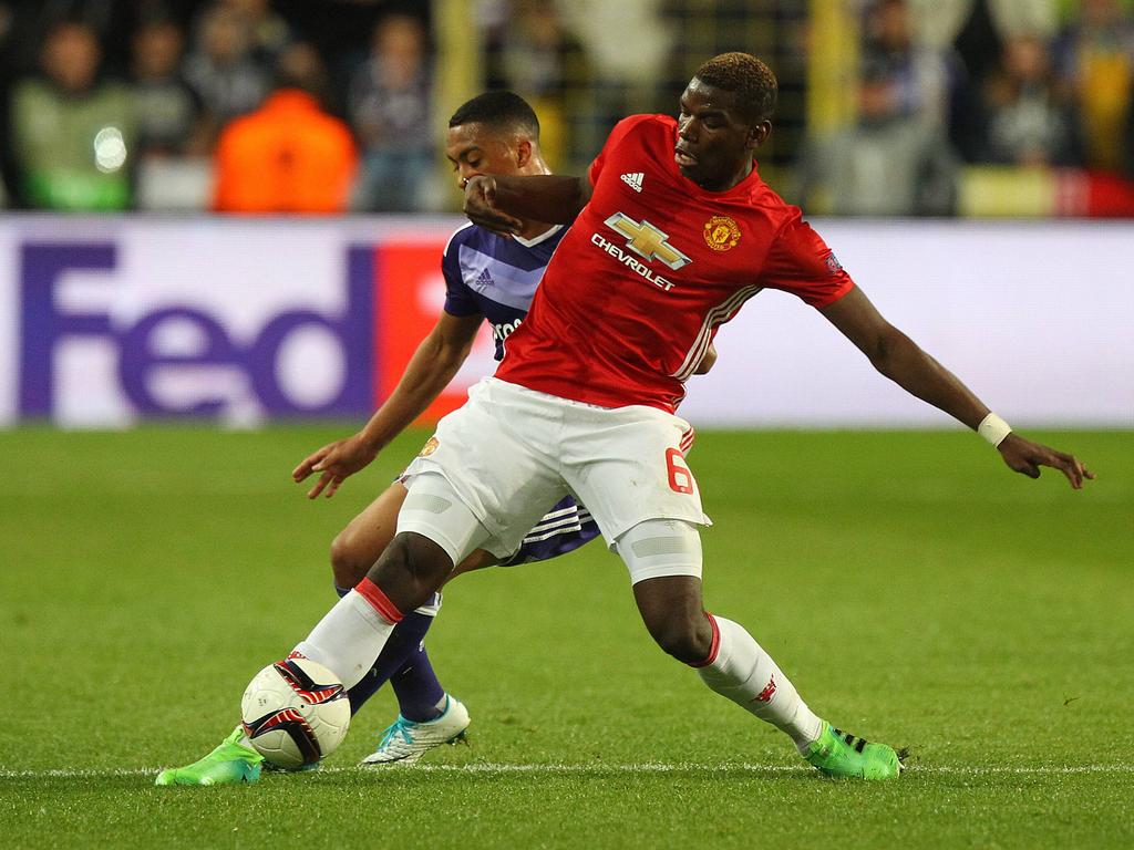 Paul Pogba (r.) is te sterk voor zijn directe tegenstander tijdens het Europa League-duel RSC Anderlecht - Manchester United (13-04-2017).