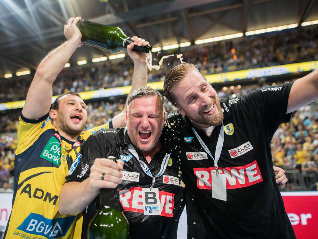 Der Trainer der Rhein-Neckar Löwen, Nikolaj Jacobsen (M.), feiert die deutsche Meisterschaft