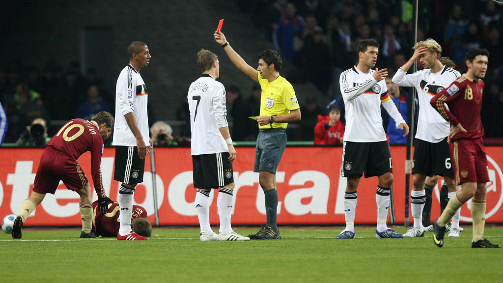 Jerôme Boateng sah bei seinem Debüt im Dress der A-Nationalmannschaft die Gelb-Rote Karte Jerôme Boateng sah bei seinem Debüt im Dress der A-Nationalmannschaft die Gelb-Rote Karte