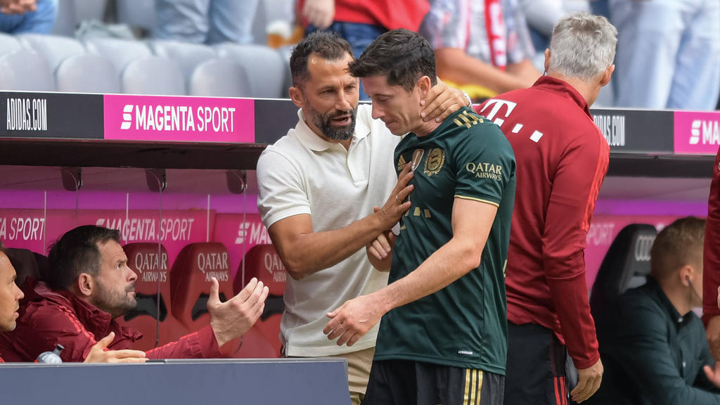 Robert Lewandowski (r.) soll auf einen Abschied vom FC Bayern drängen
