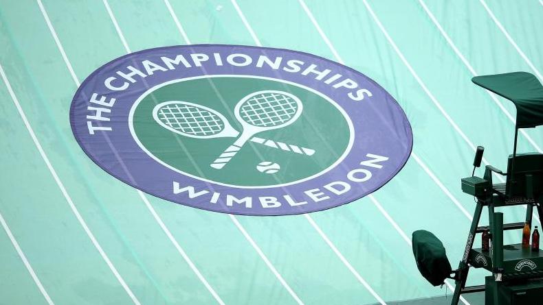 Das weltberühmte Rasen-Tennisturnier in Wimbledon wird sich trotz der Corona-Krise nicht für einen Pandemiefall versichern können Das weltberühmte Rasen-Tennisturnier in Wimbledon wird sich trotz der Corona-Krise nicht für einen Pandemiefall versichern können