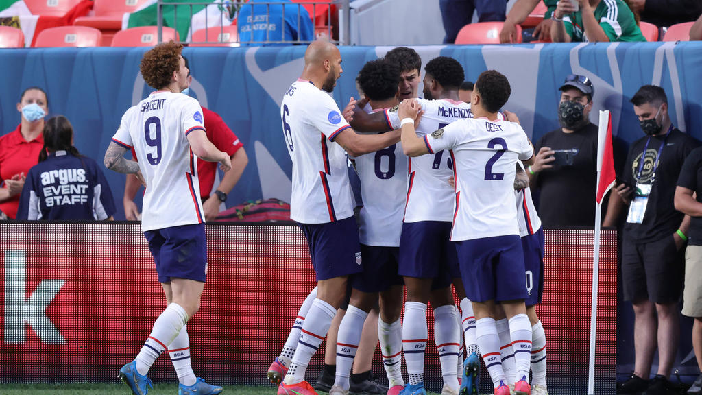 Die Spieler des US-Teams feiern den Sieg über Mexiko im Finale