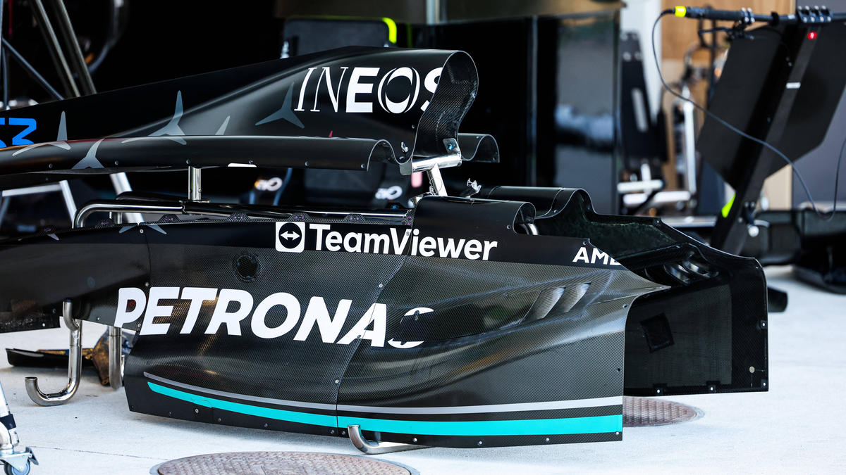 Es gibt endlich die ersten Fotos des Mercedes-W14-Updates aus der Boxengasse in Monaco