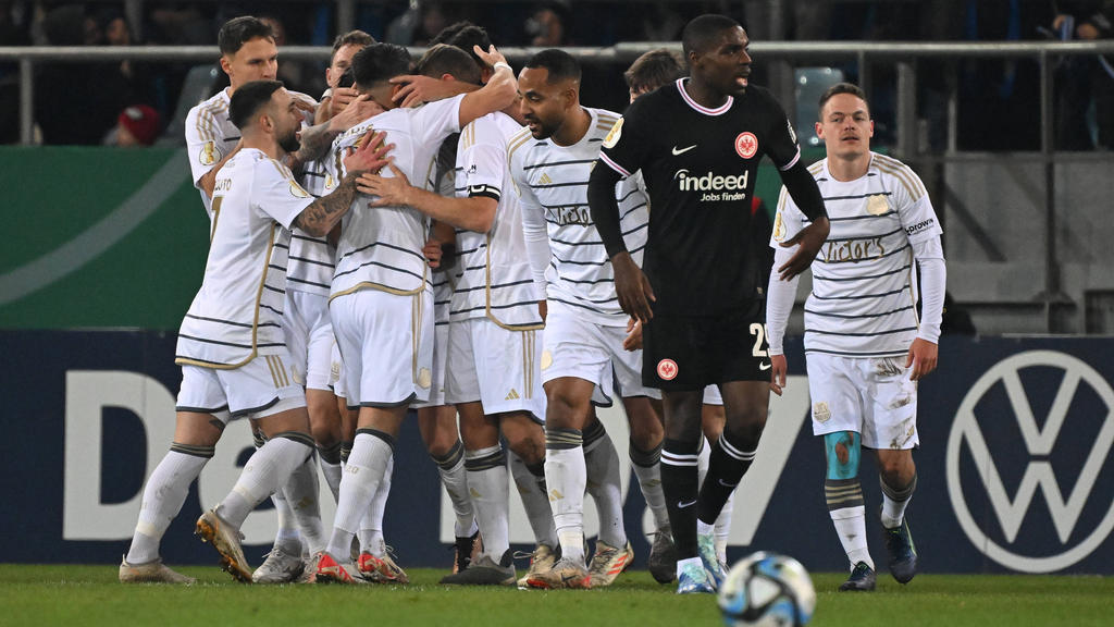 Der 1. FC Saarbrücken jubelt über den Sieg gegen Eintracht Frankfurt
