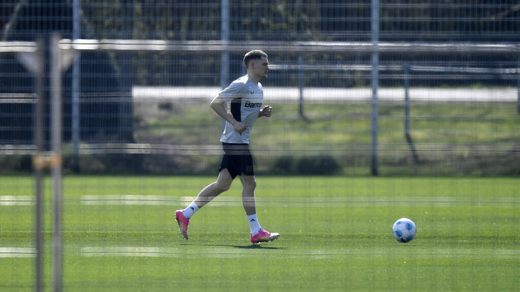 Florian Wirtz trainiert wieder mit dem Ball