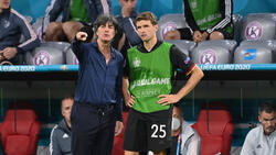 Thomas Müller (r.) mit Joachim Löw