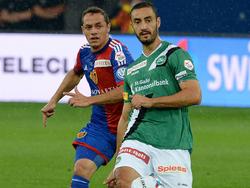 Marcelo Diaz (FCB) und Stephane Nater (FCSG) lieferten sich im Hinspiel in St. Gallen einige Duelle