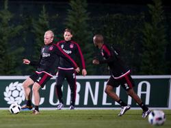 Davy Klaassen (l.) verstuurt op het trainingskamp van Ajax een dieptepass richting Thulani Serero (r.). (04-01-2016)