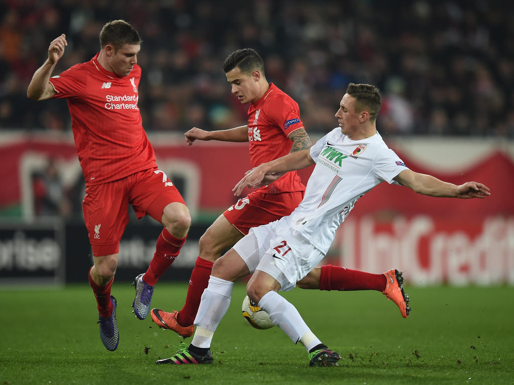 Die Liverpool-Kicker James Milner (l.) und Philippe Coutinho (M.) fighten mit dem Augsburger Dominik Kohr um das Leder (18.02.2016).