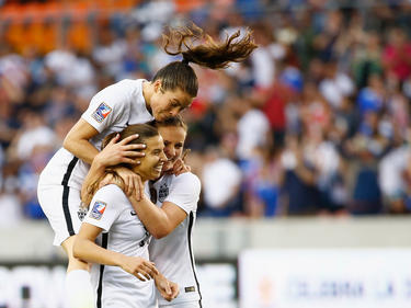 Die US-Frauen bejubeln den 2:0-Sieg über Kanada