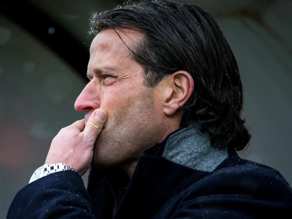 Ernest Faber ziet dat zijn NEC in de tweede helft op een 0-2 achterstand komt tegen PSV. De trainer beseft dat het nu wel heel lastig wordt om nog een goed resultaat te behalen tegen de koploper van de Eredivisie. (14-02-2016)