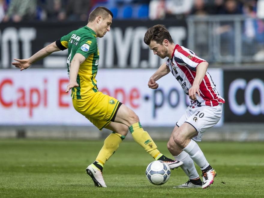 ADO Den Haag-verdediger Timothy Derijck (l.) en Willem II-speler Erik Falkenburg (r.) strijden om de bal. (17-04-2016)