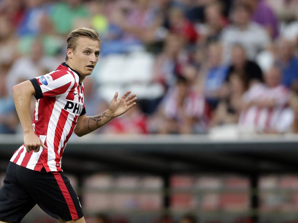 Marcel Ritzmaier names PSV in actie tegen SKN St. Pölten. Marcel Ritzmaier names PSV in actie tegen SKN St. Pölten.