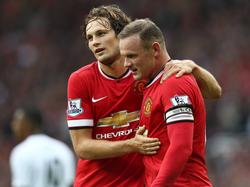 Daley Blind (l.) viert samen met Wayne Rooney (r.) de 3-0 tegen QPR. (14-09-2014)