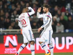 Alexandre Lacazette (izq.) celebra con su compañero Nabil Fekir un tanto contra el Montpellier. (Foto: Imago)