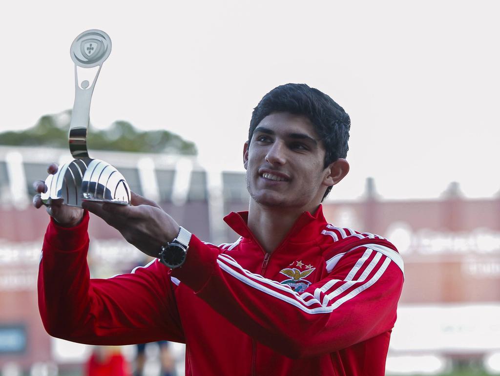 Gonçalo Guedes wordt als speler van SL Benfica B verkozen tot beste voetballer van de maand in Portugal. (01-02-2015)