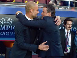 Pep Guardiola en Luis Enrique kennen elkaar al jaren. Voorafgaand aan het duel tussen Bayern München en FC Barcelona zoeken ze elkaar even op. (06-05-2015)