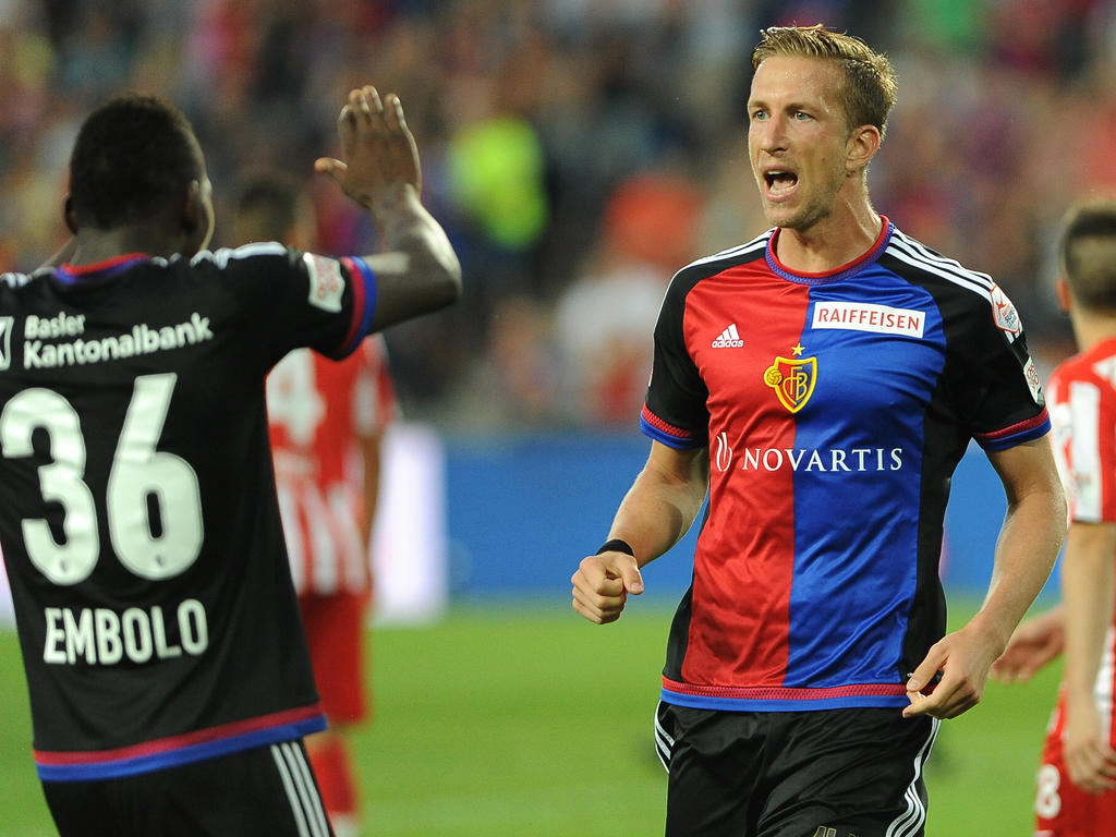 Doppelpack-Torschütze Mark Janko jubelt mit Assistgeber Breel-Donald Embolo Doppelpack-Torschütze Mark Janko jubelt mit Assistgeber Breel-Donald Embolo