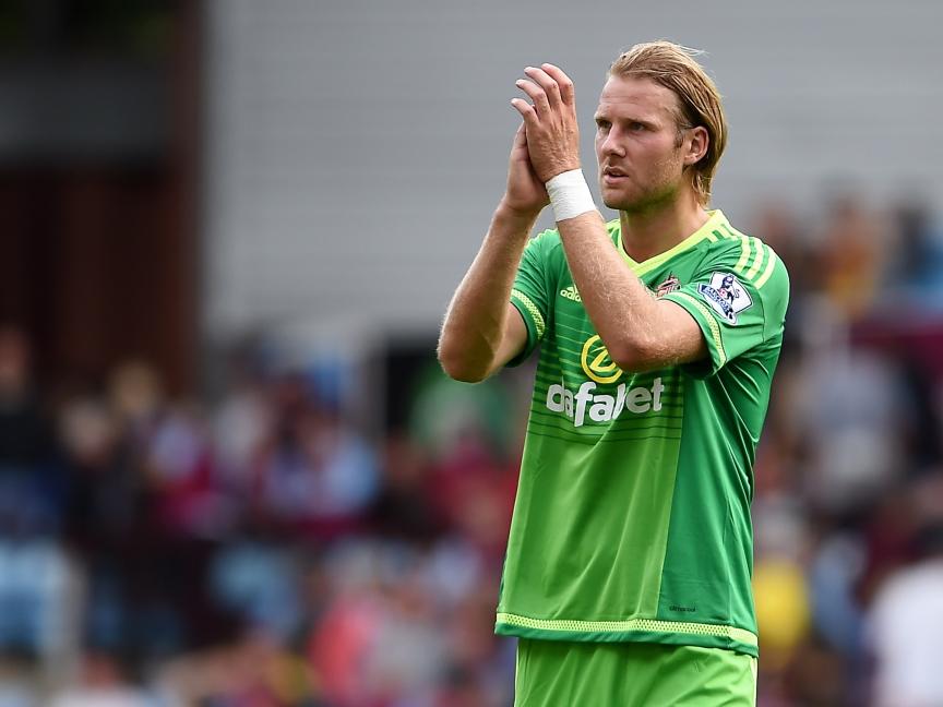 Ola Toivonen bedankt het publiek na afloop van het competitieduel Aston Villa - Sunderland. (29-08-2015)