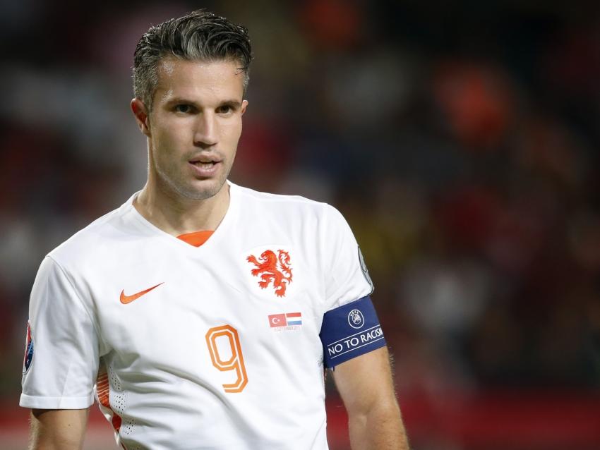 Robin van Persie draagt de aanvoerdersband bij de EK-kwalificatiewedstrijd tussen Turkije en Nederland. (06-09-2015)