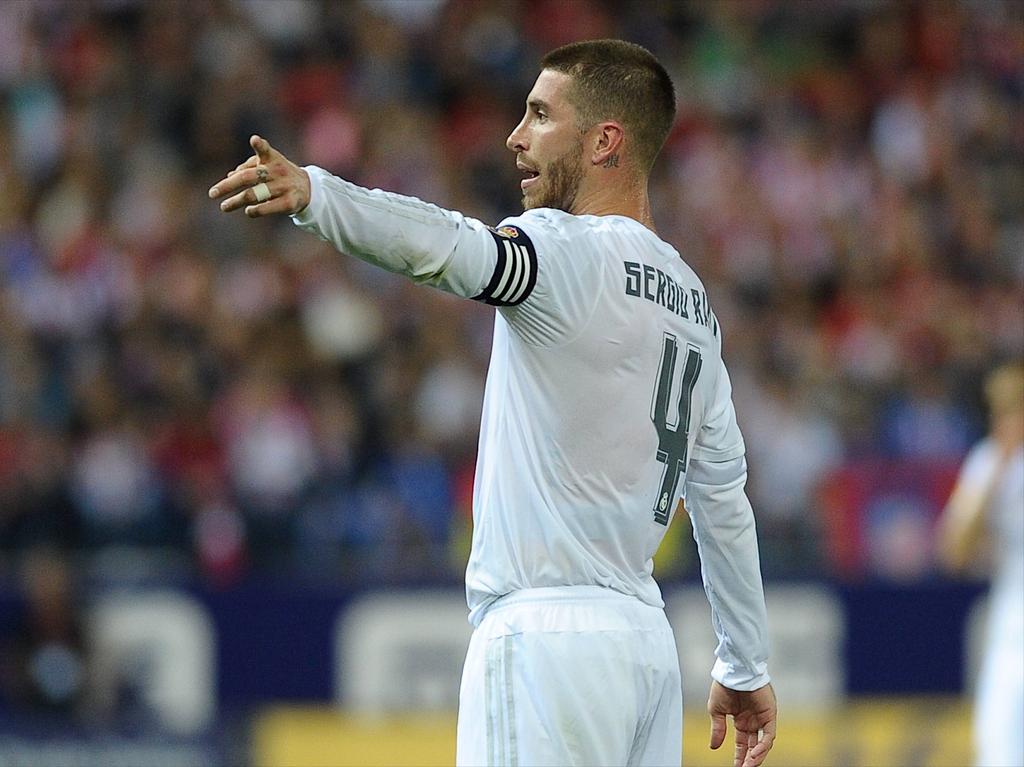 Sergio Ramos zet zijn manschappen op de juiste plaats tijdens het competitieduel Atlético Madrid - Real Madrid. (04-10-2015)