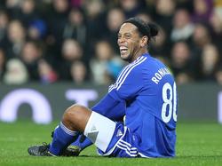 Ronaldinho kan lachen tijdens een benefietwedstrijd op Old Trafford. (14-11-2015)
