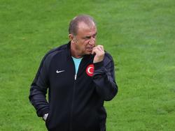 Bondscoach Fatih Terim kijkt toe tijdens een training van Turkije (20-06-2016).