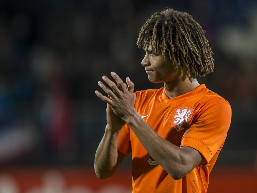 Nathan Aké bedankt het publiek na het duel tegen Wit Rusland -21. (12-11-2015)