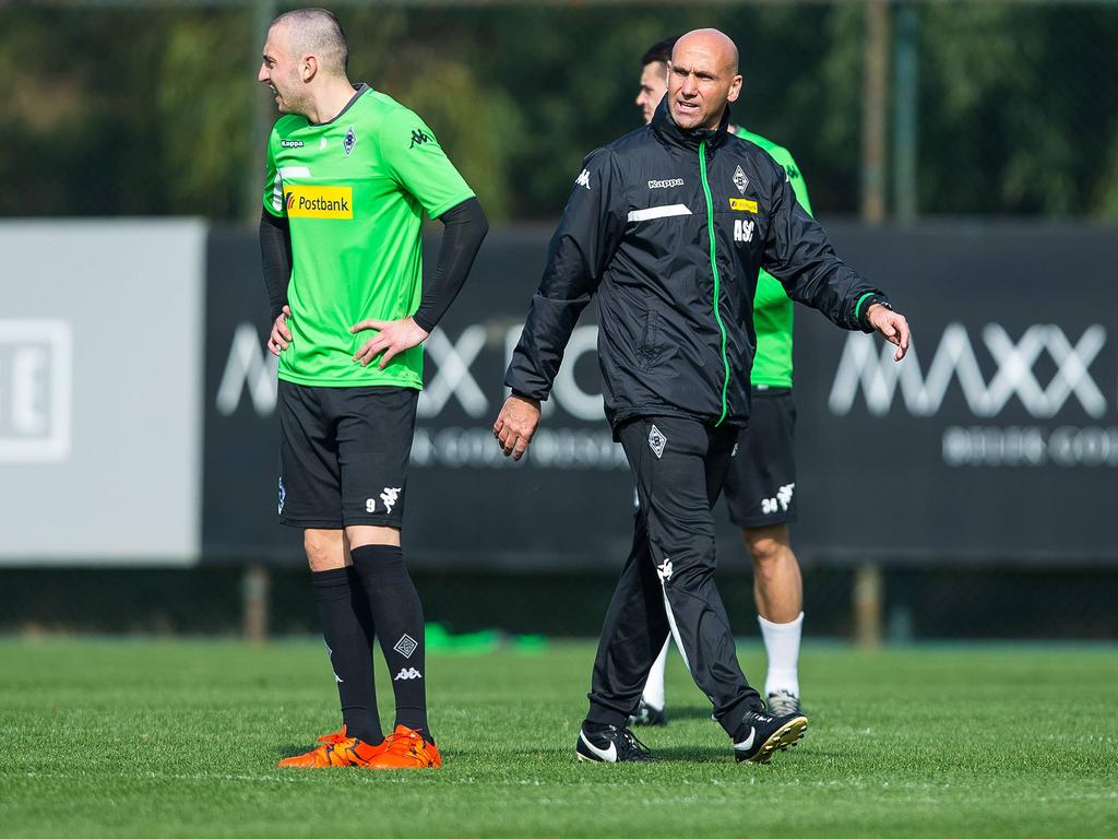 Josip Drmić (l.) kann seinen Trainer André Schubert nicht verstehen Josip Drmić (l.) kann seinen Trainer André Schubert nicht verstehen