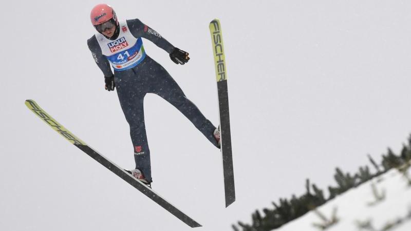 Karl Geiger springt von der Normalschanze und belegt nach dem ersten Durchgang Rang zwei Karl Geiger springt von der Normalschanze und belegt nach dem ersten Durchgang Rang zwei