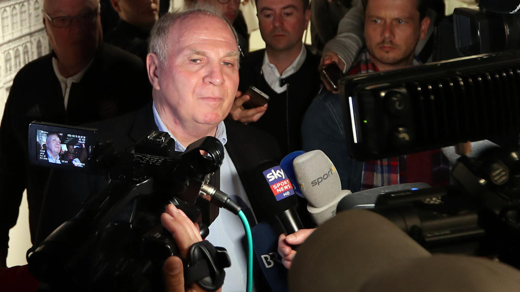 Uli Hoeneß will Joachim Löw die Meinung sagen Uli Hoeneß will Joachim Löw die Meinung sagen