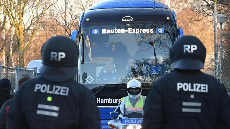 Fußball-Bundesliga: Streit um Polizeikosten vor Entscheidung