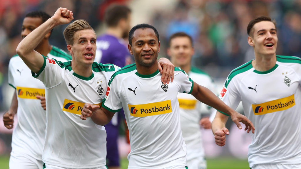 Die Profis von Borussia Mönchengladbach bejubeln den Sieg über Hannover