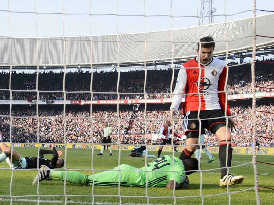 Michiel Kramer (r.) kan juichen nadat Dirk Kuyt de gelijkmaker heeft gescoord. Bij het passeren van Ajax-doelman André Onana laat hij zijn knie wat hangen. (25-10-2016)