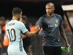 Thierry Henry (r.) schudt vriendschappelijk de hand van middenvelder Eden Hazard. (01-09-2016)
