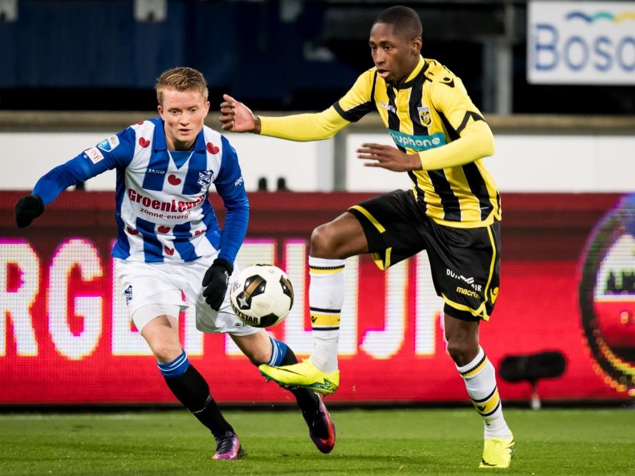Sam Larsson (l.) kijkt toe hoe Kelvin Leerdam (r.) namens Vitesse de bal controleert. (19-11-2016)
