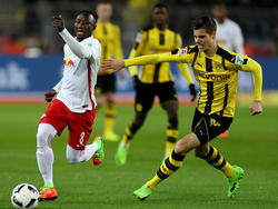 RB-Mittelfeldmann Naby Keïta (l.) wird vom BVB gejagt