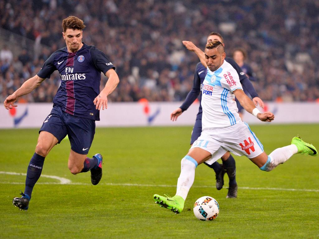 Thomas Meunier (l.) probeert een schot van Dimitri Payet (r.) te blokken tijdens het competitieduel Olympique Marseille - Paris Saint-Germain (26-02-2017).