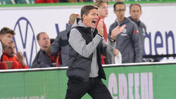 Frankfurts Trainer Oliver Glasner gestikuliert am Spielfeldrand
