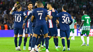 Neymar (r) feiert mit Lionel Messi das dritte Tor für Parist Saint-Germain.