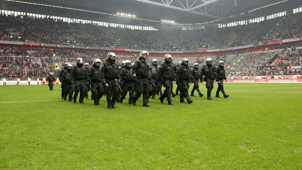 NRW-Klubs und die Polizei alliieren gegen Fan-Gewalt NRW-Klubs und die Polizei alliieren gegen Fan-Gewalt