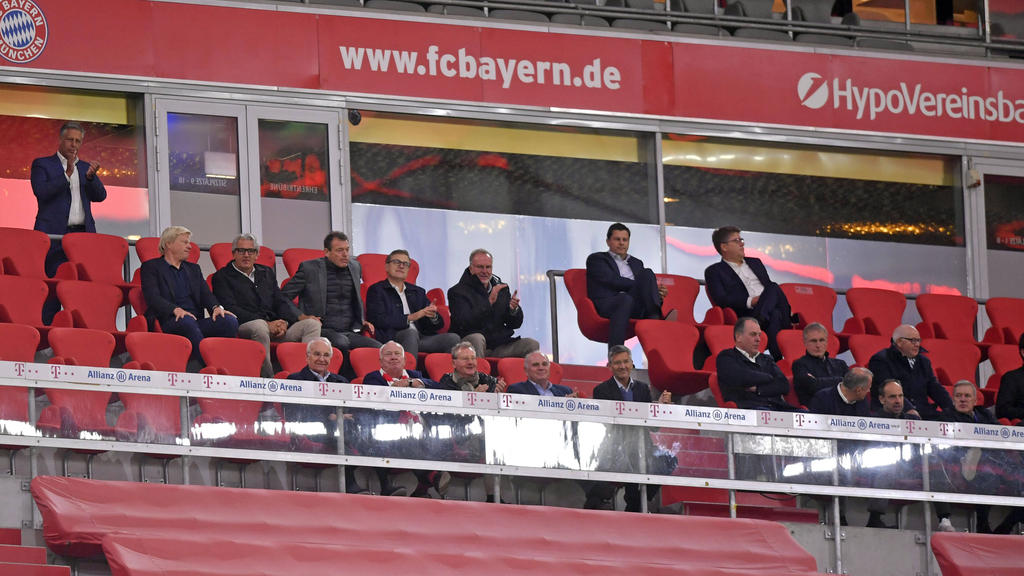 Auf der Ehrentribüne hielt die Führungsriege des FC Bayern nicht den Abstand von 1,50 Meter ein