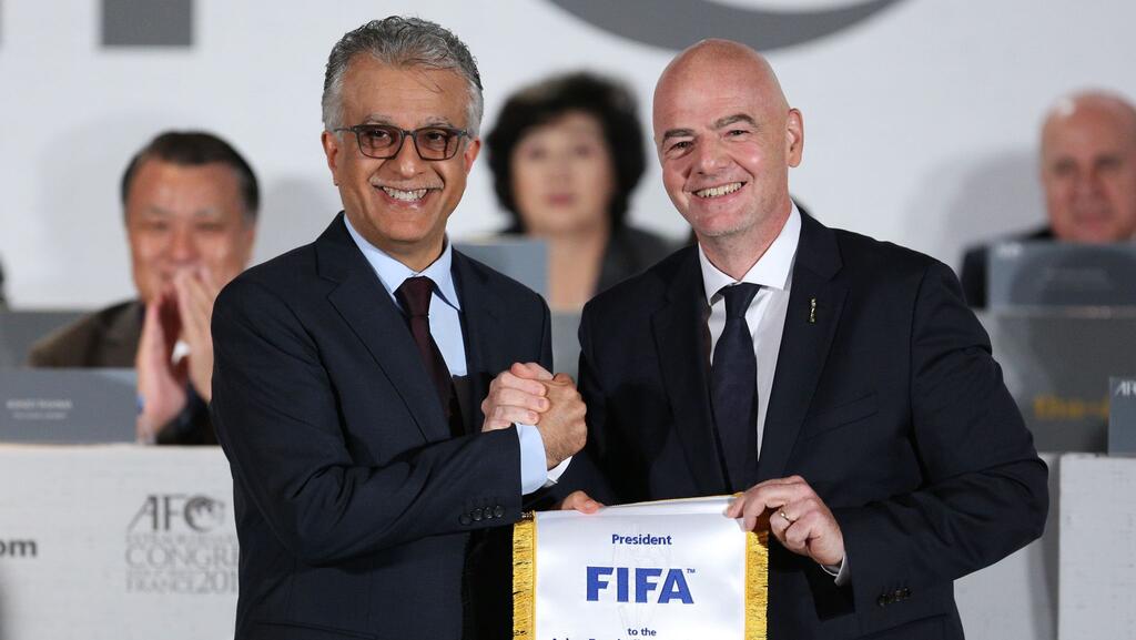 Scheich Salman bin Ibrahim Al Chalifa (l.) und FIFA-Präsident Gianni Infantino