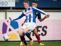 Sam Larsson (l.) voorkomt dat Khalid Karami (r.) bij de bal kan komen tijdens sc Heerenveen - Excelsior in de Eredivisie. (07-11-14)