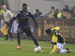 Wallace (r.) probeert Fernando Lewis (l.) de bal af te pakken tijdens het competitieduel Vitesse - Go Ahead Eagles. (29-11-2014)