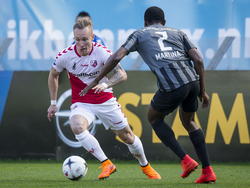 Mark Diemers (l.) probeert Cuco Martina (r.) te omzeilen tijdens het competitieduel FC Utrecht - FC Twente. (19-04-2015)