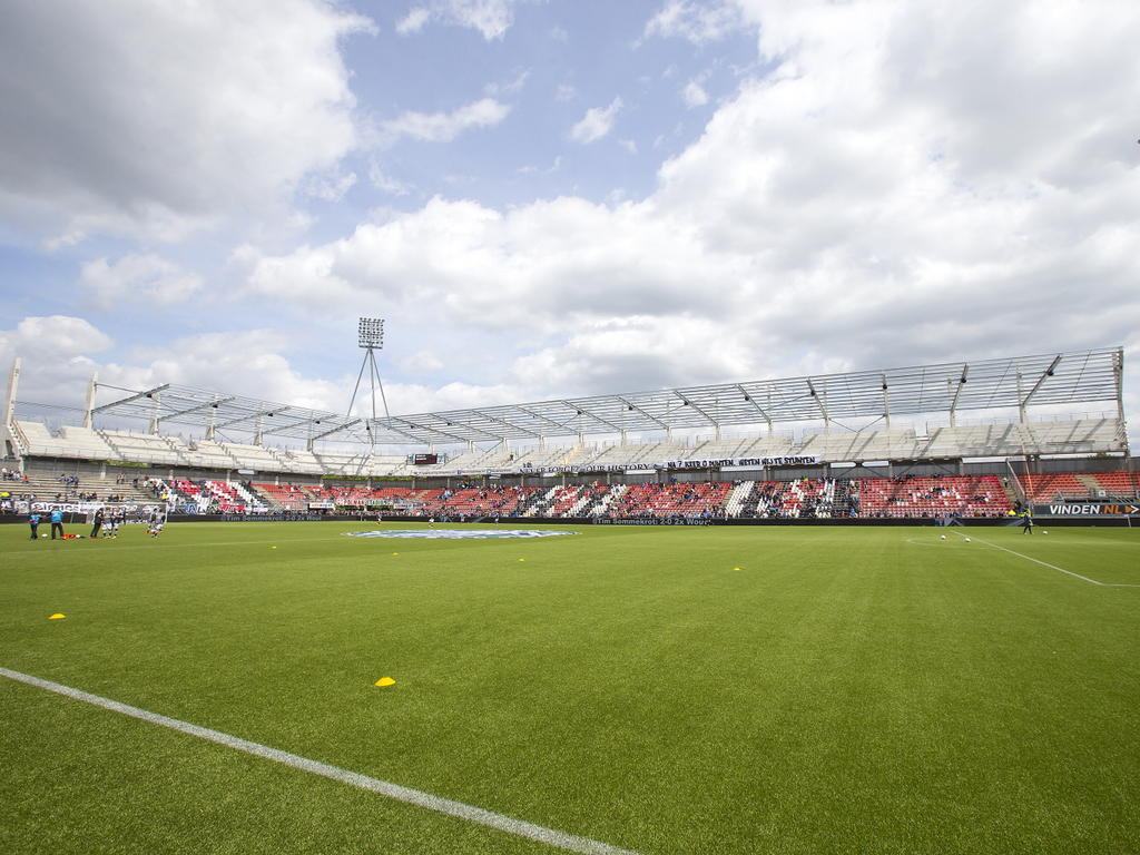 Tijdens het seizoen 2014/2015 wordt er druk gewerkt in het Polman Stadion. Niet alleen op het veld, maar ook op de tribunes. Voor de thuiswedstrijd tegen Go Ahead Eagles zijn de eerste contouren van de nieuwe tribune al te zien. (17-05-2015)